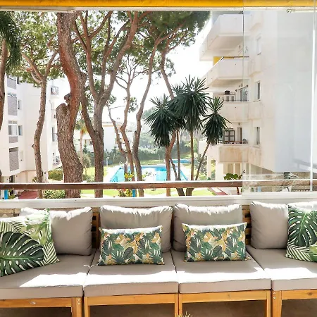 Family Walking Distance To The Sea And Amenities *