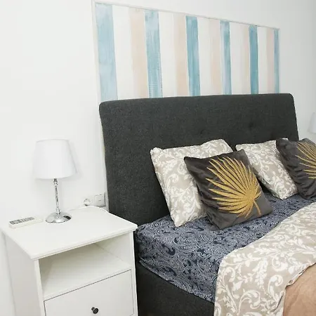 Family Walking Distance To The Sea And Amenities Apartment *