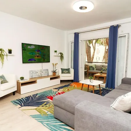 Family Walking Distance To The Sea And Amenities Apartment *