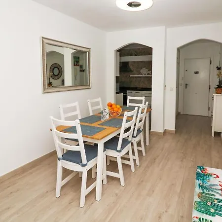 Family Walking Distance To The Sea And Amenities Apartment *
