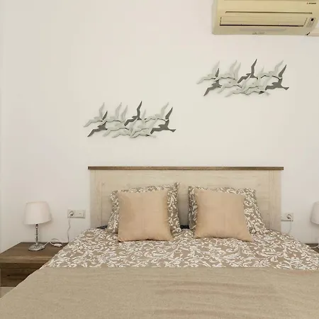 Family Walking Distance To The Sea And Amenities *