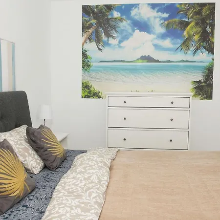 Family Walking Distance To The Sea And Amenities Apartment *